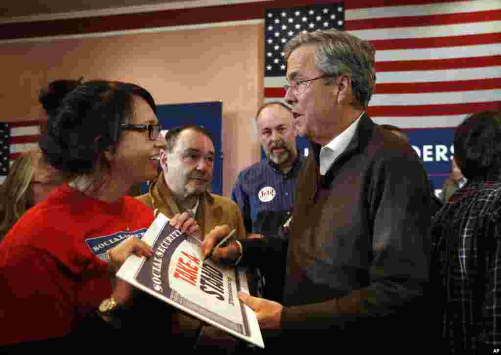 Kandidat capres dari Partai Republik mantan Gubernur Florida Jeb Bush, memberikan tandatangan pada seorang pendukungnya di sela-sela kampanyenya, 8 Februari 2016, di Portsmouth, N.H.