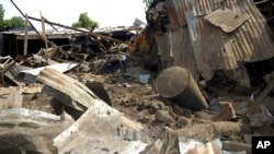 buraguzan rumfunan masu hada-hadar kasuwanci a inda bom ya tashi a garin Maiduguri 