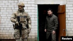 رییس جمهوری اوکراین در بازدید از روستایی که از کنترل نیروهای روس خارج شده است. آرشیو