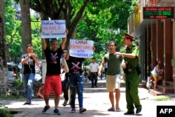 进行抗议示威的活动人士在河内高举支持仲裁的标语（2016年7月17日）。