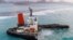 Une vue aérienne prise à Maurice le 17 août 2020 montre le vraquier MV Wakashio, appartenant à une société japonaise mais battant pavillon panaméen, qui s'était échoué et s'était brisé en deux près du parc marin de Blue Bay.
