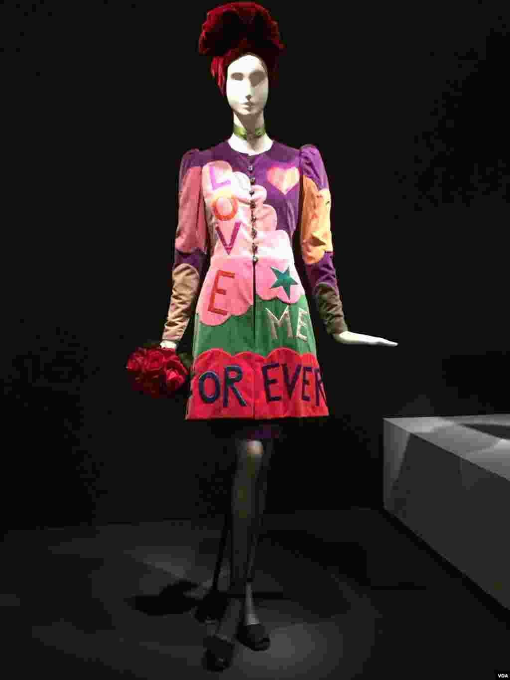 نمایشگاه تاریخچه ایو سن لوران طراح مد فرانسوی