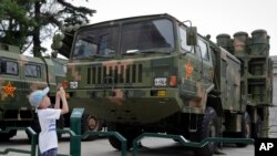 资料照：中国北京的军事博物馆中展出的红旗-16A地对空中程导弹发射车。（2017年8月1日）