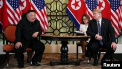 도널드 트럼프 미국 대통령과 김정은 북한 국무위원장이 27일 2차 미북 정상회담을 위해 베트남 하노이의 메트로폴 호텔에서 만났다. 