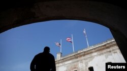 지난 20일 미국 국기와 푸에르토리코 자치령 깃발이 나란히 걸려 있다.