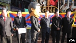 Warga Tibet di pengasingan melakukan unjuk rasa dengan mengenakan topeng para pemimpin Tiongkok, menuntut mereka menyelesaikan krisis politik di Tibet (foto: dok). 