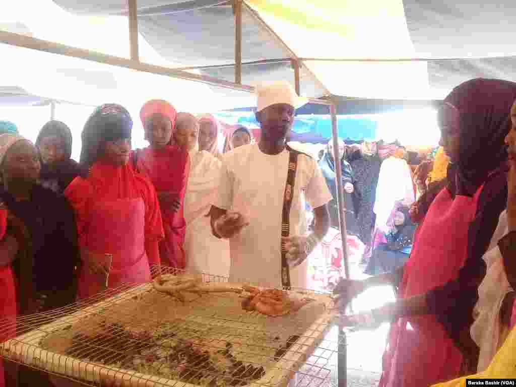 Matasa Masu Koyon Sana'ar Gasa Kajin Gargajiya Domin Dogaro Da Kai