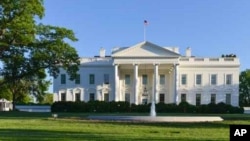 Seorang penyusup melompati pagar bangunan Gedung Putih, Jumat malam (19/9).