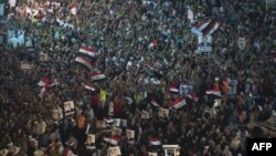 Para pendukung presiden Mohamed Morsi berkumpul dalam aksi duduk di luar masjid Rabaa al-Adawiya, Kairo (1/8).
