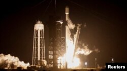 موشک فالکون ۹ اسپیس ایکس متعلق به شرکت اینتوئیتیو ماشینز، از مرکز فضایی کندی در کیپ کاناورال است 