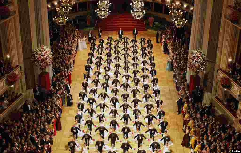 Upacara pembukaan Ball Opera tradisional di Wina, Austria, ini menampilkan 288 penari.