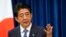 资料照：日本前首相安倍晋三在记者会上（2020年8月28日 美联社）