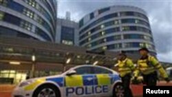 英国警察在优素福扎伊入住的伊丽莎白王后医院急症入口处巡逻
