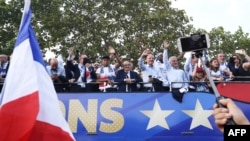 Les Bleus sont passés sur les Champs-Elysées pour saluer la foule immense à Paris, le 16 juillet 2018.