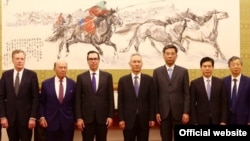 美国贸易代表团成员和中国官员在北京合影（2018年5月,美国驻华大使馆网站图片）