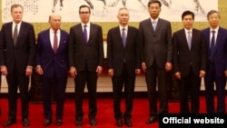 지난해 5월 중국을 방문한 스티븐 므누신 미 재무장관(왼쪽에서 세 번째) 등 미 무역협상 대표단이 류허 중국 부총리 등 중국 관계자들과 만나 포즈를 취하고 있다. 
