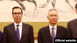 스티브 므누신 미국 재무장관과 류허 중국 부총리. 지난 3월 므누신 장관의 중국 방문 당시 촬영한 사진이다.