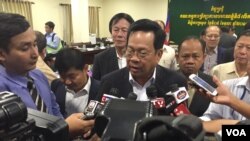 រូបឯកសារ៖ លោក អ៊ិត សំហេង​ រដ្ឋមន្រ្តី​ក្រសួង​ការងារ​និង​បណ្តុះបណ្តាលវិជ្ជាជីវៈ ​និយាយ​ជាមួយ​អ្នក​កាសែត​បន្ទាប់ពី​កិច្ច​ប្រជុំ គណៈកម្មការ​ប្រឹក្សា​ការងារ​អាណត្តិ​ទី​០៨​នៅរសៀលថ្ងៃ​ព្រហស្បតិ៍ទី​០៥ ខែតុលា ឆ្នាំ ២០១៧។ (ហ៊ុល រស្មី/VOA)