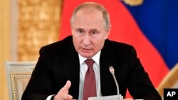 블라디미르 푸틴 러시아 대통령이 27일 크렘린궁 회의에서 발언하고 있다.