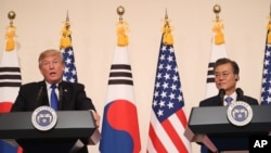 Le président Donald Trump, à gauche, et son homologue sud-coréen Moon Jae-in, lors d'une conférence de presse conjointe à la Maison bleue à Séoul, en Corée du Sud, mardi 7 novembre 2017. (AP Photo / Andrew Harnik)