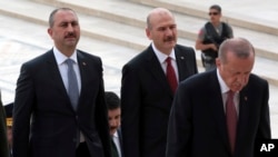 Türkiyə prezidenti Rəcəb Tayyib Ərdoğan, ədliyyə naziri Əbdülhəmid Gül və daxili işlər naziri Süleyman Soylu Ankarada Mustafa Kamal Atatürkün mavzoleyində mərasim zamanı, 2 avqust, 2018.