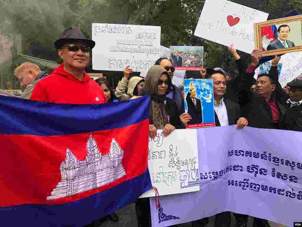 ពលរដ្ឋ​មក​ពី​បណ្តា​រដ្ឋ​នានា​ក្នុង​សហរដ្ឋ​អាមេរិក និង​កាណាដា បាន​ចូលរួម​ស្វាគមន៍ លោក​នាយក​រដ្ឋមន្ត្រី ហ៊ុន សែន នៅ​ទីក្រុង​ញូវយ៉ក នៅ​ពេល​លោក​ហ៊ុន សែន មក​ចូលរួម​មហា​សន្និបាត​អ.ស.ប នៅ​ថ្ងៃ សុក្រ​ទី២៨ ខែកញ្ញា ឆ្នាំ២០១៨។ (សុខ ខេមរា/ VOA) 