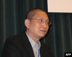 港大传媒中心主任钱刚