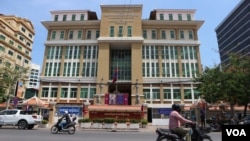 ទិដ្ឋភាព​ទូទៅ​នៅ​ខាង​មុខ​សាលា​ដំបូង​រាជធានី​ភ្នំពេញ ថ្ងៃទី២០ ខែឧសភា ឆ្នាំ២០២០។ (កាន់ វិច្ឆិកា/VOA)