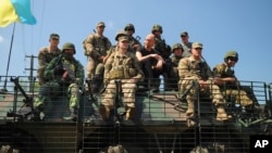 Le premier ministre ukrainien Arseniy Yatsenyuk, au centre, dans la région de Lviv, Ukraine, le 3 juin 2015.