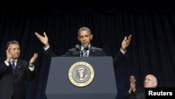 바락 오바마 미국 대통령(가운데)이 4일 워싱턴에서 열린 국가조찬기도회에 참석했다.