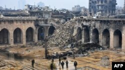 نیروهای دولتی سوریه در مسجد جامع حلب در بخش قدیمی شهر که در چند سال اخیر پایگاه مخالفان شده بود - ۲۳ آذر ۱۳۹۵ 