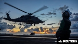 미 해군 MH-60R 시호크 헬기가 남중국해상 로널드 레이건 항공모함에 착륙하고 있다. (자료사진)