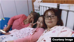 两名下基层的“亲戚”和她们的维吾尔东道主（左）共享一张床(白道仁提供）