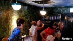 በፍሎሪዳ ነዋሪ የሆኑት ባልቴቷ ሲሊቪያ ቤር በመጨረሻም የኮቪድ 19 መከላከያ ክትባት ወስደዋል፡፡ አሁን ለሰዎች የእቅፍ ሰላምታ መስጠትና ለምሳም መገናኘት ይችላሉ፡፡