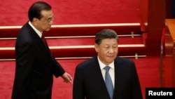 资料照：中国时任总理李克强与中国领导人习近平在北京人大会堂出席全国政协会议开幕式。（2023年3月4日）