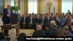 2025年7月18日，美国总统特朗普在《指导和建立美国稳定币国家创新法案》的签字仪式上。