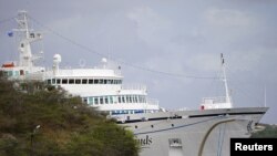 La decisión de liberar a los pasajeros y tripulación se haría luego de consultar con autoridades de salud en Holanda y la Organización Panamericana de Salud.