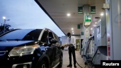 브라질의 한 주유소에서 운전자가 주유를 하는 장면. (자료사진)