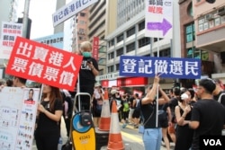 有人动员用选票惩罚违背民意的建制派议员 （美国之音记者申华拍摄）