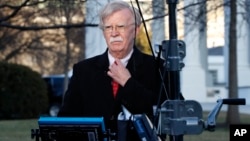 존 볼튼 백악관 국가안보보좌관이 5일 백악관에서 인터뷰 준비를 하고 있다. 