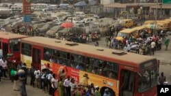 Fasinjoji na shiga motar haya ta bas a Jahar Legas, samar da motocin bas na fasinja na daga cikin ayyukan da Fashola ya yi