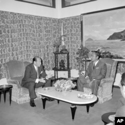 រូបឯកសារ៖ លោក John Gunther Dean ឯកអគ្គរដ្ឋទូត​អាមេរិក​ថ្មី​ប្រចាំ​នៅ​កម្ពុជា ពិភាក្សា​ជាមួយ​នឹង​លោក​ប្រធានាធិបតី​ លន់ នល់ បន្ទាប់​ពី​លោក Dean បង្ហាញ​សារតាំង ភ្នំពេញ ថ្ងៃ​ទី​៥ ខែ​មេសា ឆ្នាំ១៩៧៤។