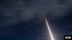 目标导弹2018年10月26日从夏威夷可爱岛上升空（美国国防部导弹防御局）