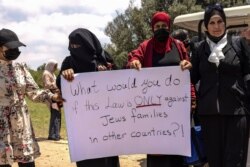 5일 예루살렘의 이스라엘 의회 앞에서 아랍계 여성들이 ‘시민권과 이스라엘입국법’ 연장 법안에 반대하는 시위를 했다.