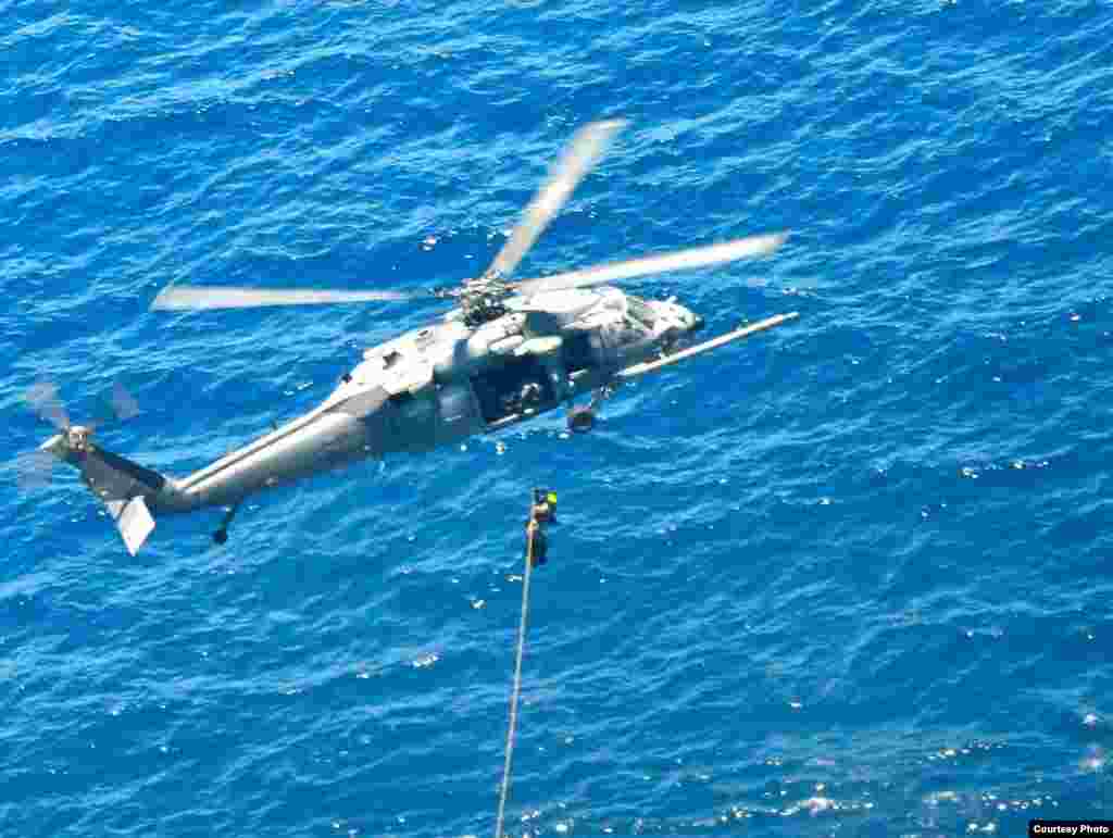 直升飞机悬吊伤患和救援者之三（美国空军提供）