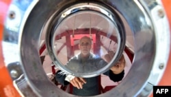 Jean-Jacques Savin sedang membuat kapal yang terbuat dari tong di sebuah galangan kapal di Ares, Perancis, 15 November 2018.