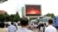 2017年7月29日平壤的民众通过电视屏幕观看导弹发射的新闻。