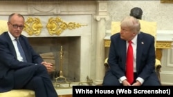 2025年6月5日，唐纳德·特朗普总统(右)在白宫椭圆形办公室会晤德国总理弗里德里希·默茨。