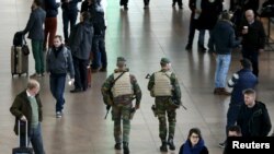 2015年11月22日比利时军人在国际机场巡逻。
