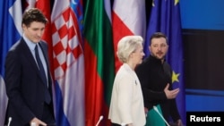 Ukrajinski predsjednik Volodymyr Zelenskyy, predsjednica Evropske komisije Ursula von der Leyen i kanadski premijer Justin Trudeau prisustvuju konferenciji za novinare nakon samita "Podrži Ukrajinu" u Kijevu, Ukrajina, 24. februara 2025
